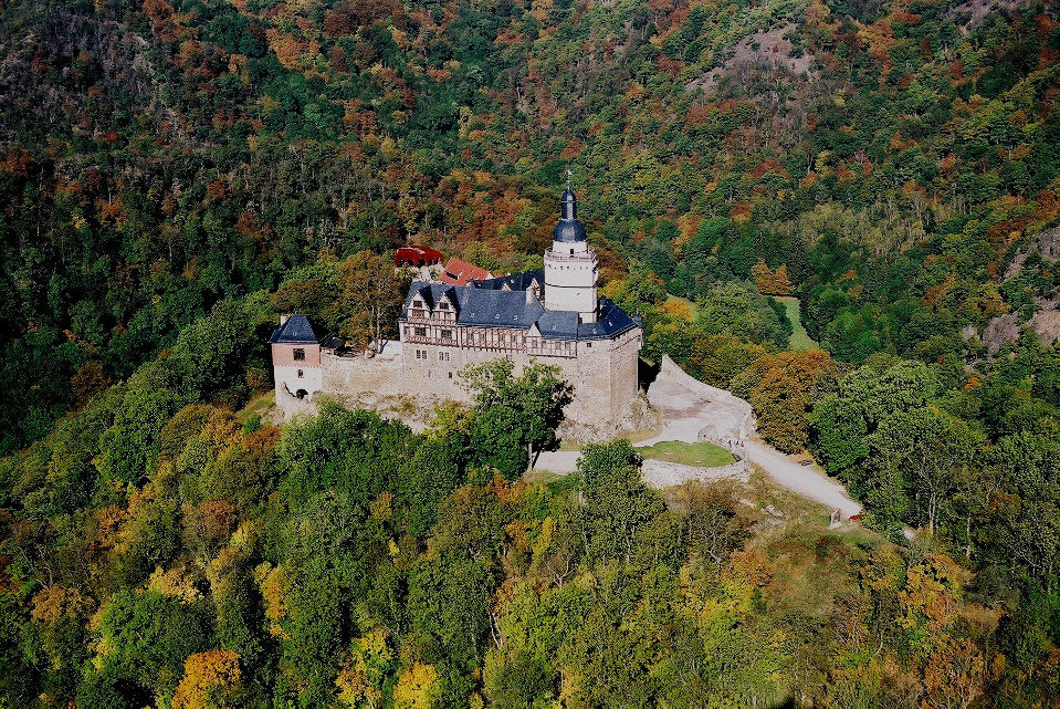 Luftaufnahme – Burg Falkenstein im Herbst, Foto: Kristin Gröschler, © Kulturstiftung Sachsen-Anhalt Luftaufnahme – Burg Falkenstein im Herbst