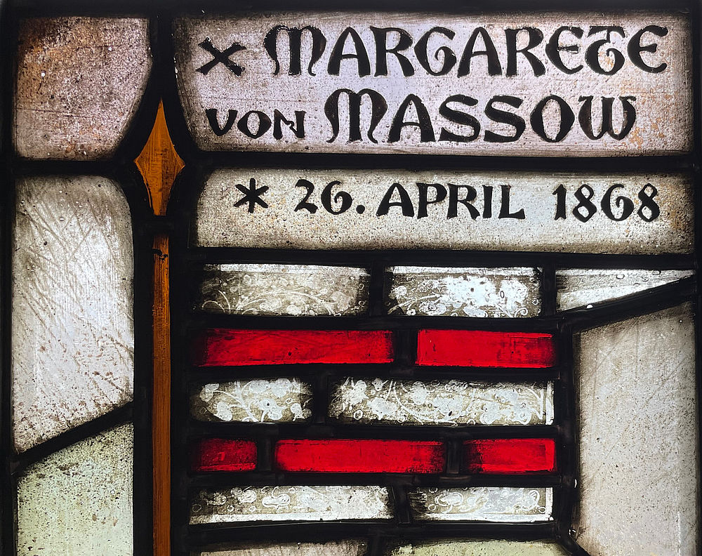 Glasfenster mit dem Schriftzug Margarete von Massow im Rittersaal, Foto: © Kulturstiftung Sachsen-Anhalt