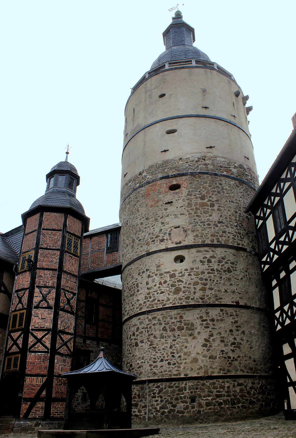 View of the keep from the courtyard: built in 1200, its walls were raised in the 16th century under Augustus I von der Asseburg. Approx. 31 metres high