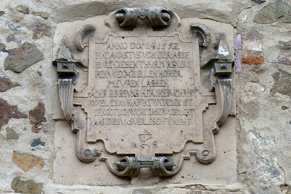 Inscription panel on the keep, attached in 1592 to commemorate the walls being raised under Augustus I von der Asseburg