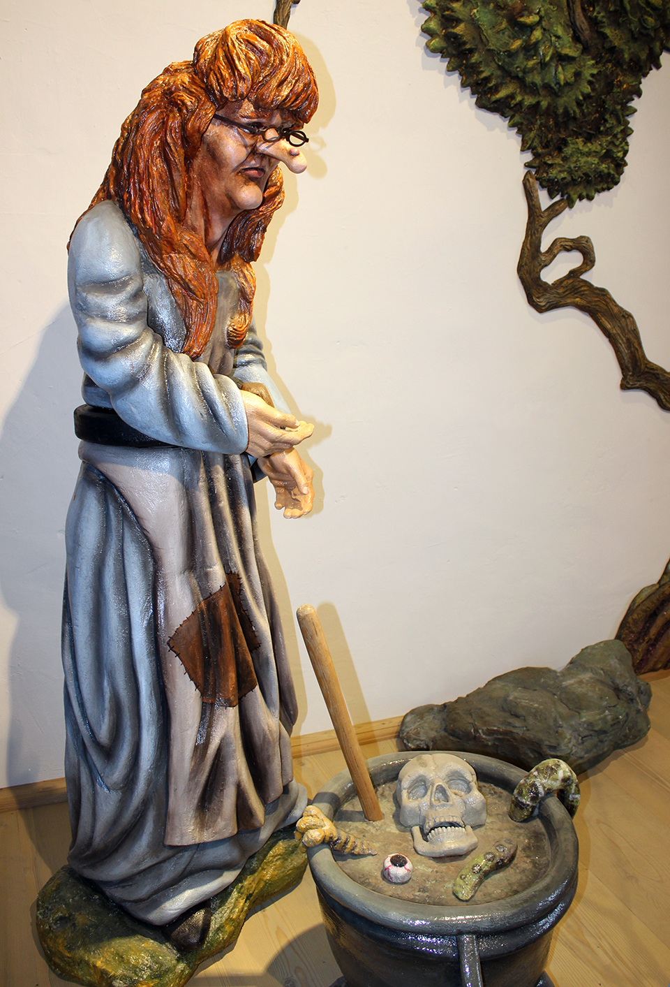 Hexe Emma braut einen Trank — Figur aus der Kinderserie „Spuk unterm Riesenrad“, Foto: © Kulturstiftung Sachsen-Anhalt Hexe Emma — Figur aus der Kinderserie „Spuk unterm Riesenrad“, Foto: © Kulturstiftung Sachsen-Anhalt
